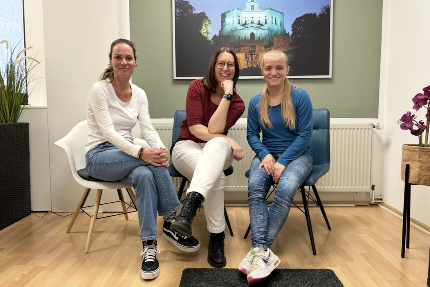 Praxis für Ergotherapie - medizinisch-therapeutische Behandlung - Eine Frau übt ein kleines Kind mit bunten Bauklötzen auf dem Tisch