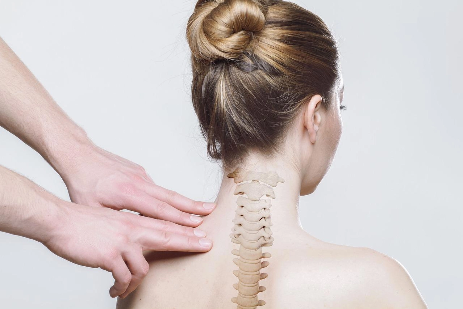 Praxis für Ergotherapie - medizinisch-therapeutische Behandlung - Wirbelsäulentherapie für Frauen am Hals
